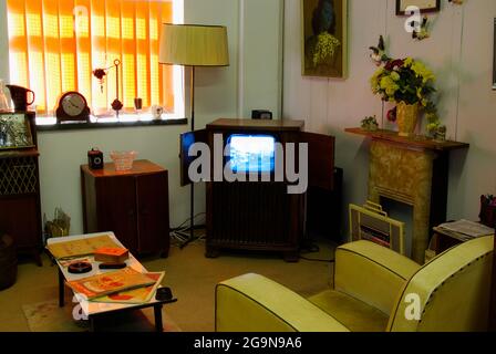 `s Wohnzimmer der 1950er Jahre, im `s Museum der 1950er Jahre, Denbigh, Nordwales, Stockfoto